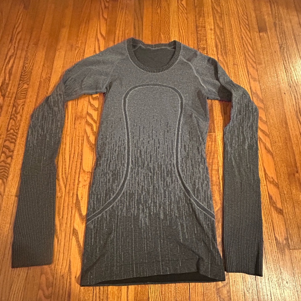 Lululemon Long Sleeve Shirt - RARE DESIGN - Size 2 - grey/navy PERFECT CONDITION